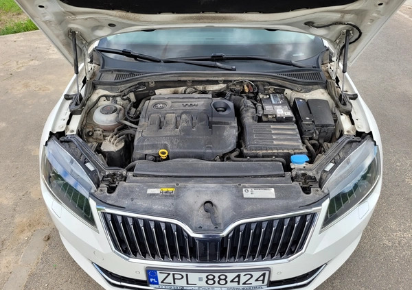 Skoda Superb cena 64900 przebieg: 211880, rok produkcji 2018 z Szczecin małe 301